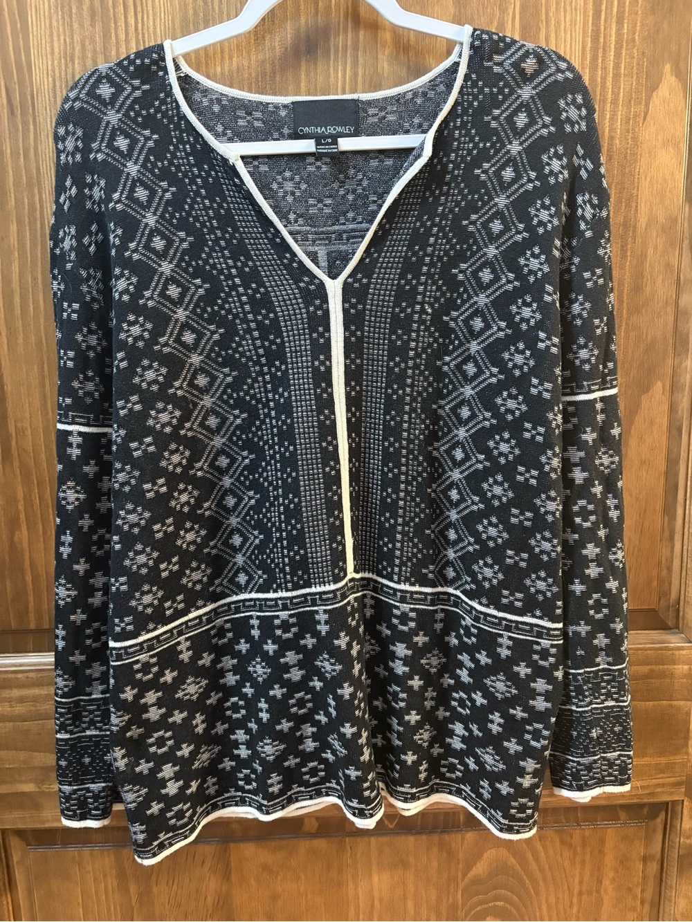 Cynthia Rowley Black and White Patterned Knit V‑Neck Pullover, size L